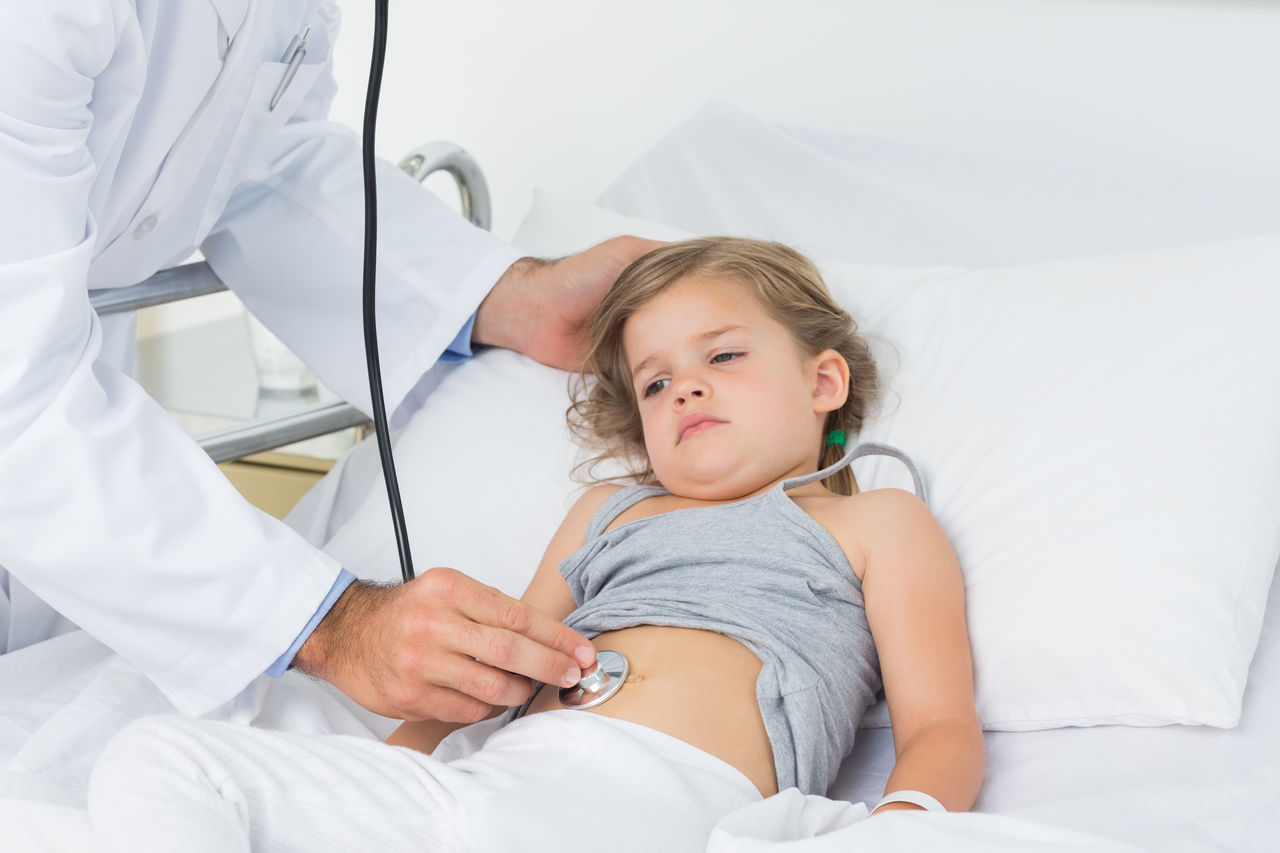 Kleines Mädchen wird von Arzt mit Stetoskop unterucht